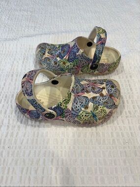 CROCS Multicolor Kids Butterfly Print Sandals
Size 11